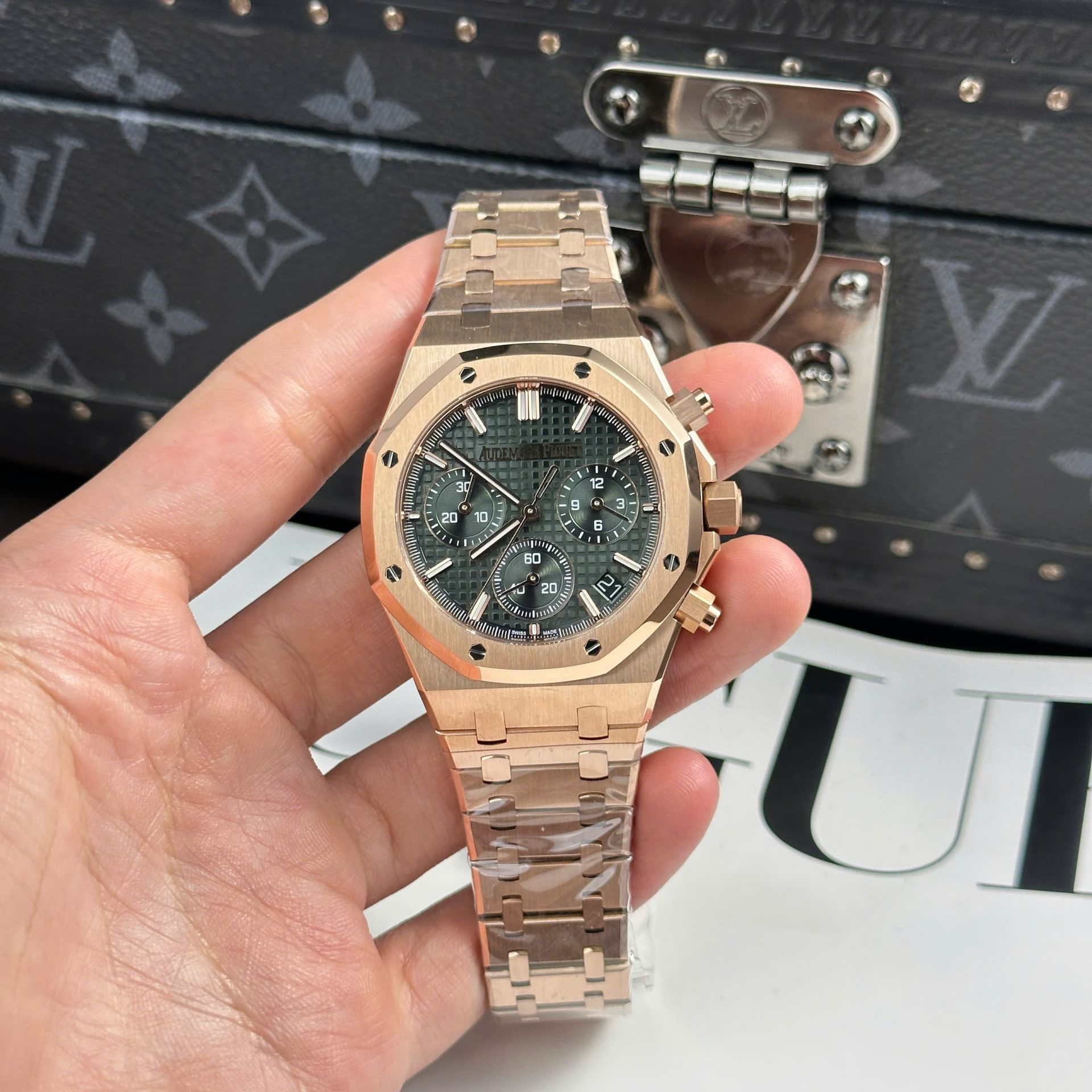 Dong-Ho-Audemars-Piguet-Royal-Oak-26240-Ma-Vang-Hong-Rep-11-Mat-Xanh-La-Cay-APS-41mm-2-1