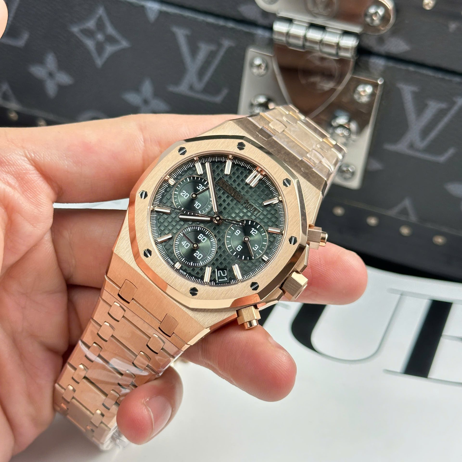 Dong-Ho-Audemars-Piguet-Royal-Oak-26240-Ma-Vang-Hong-Rep-11-Mat-Xanh-La-Cay-APS-41mm-3-1