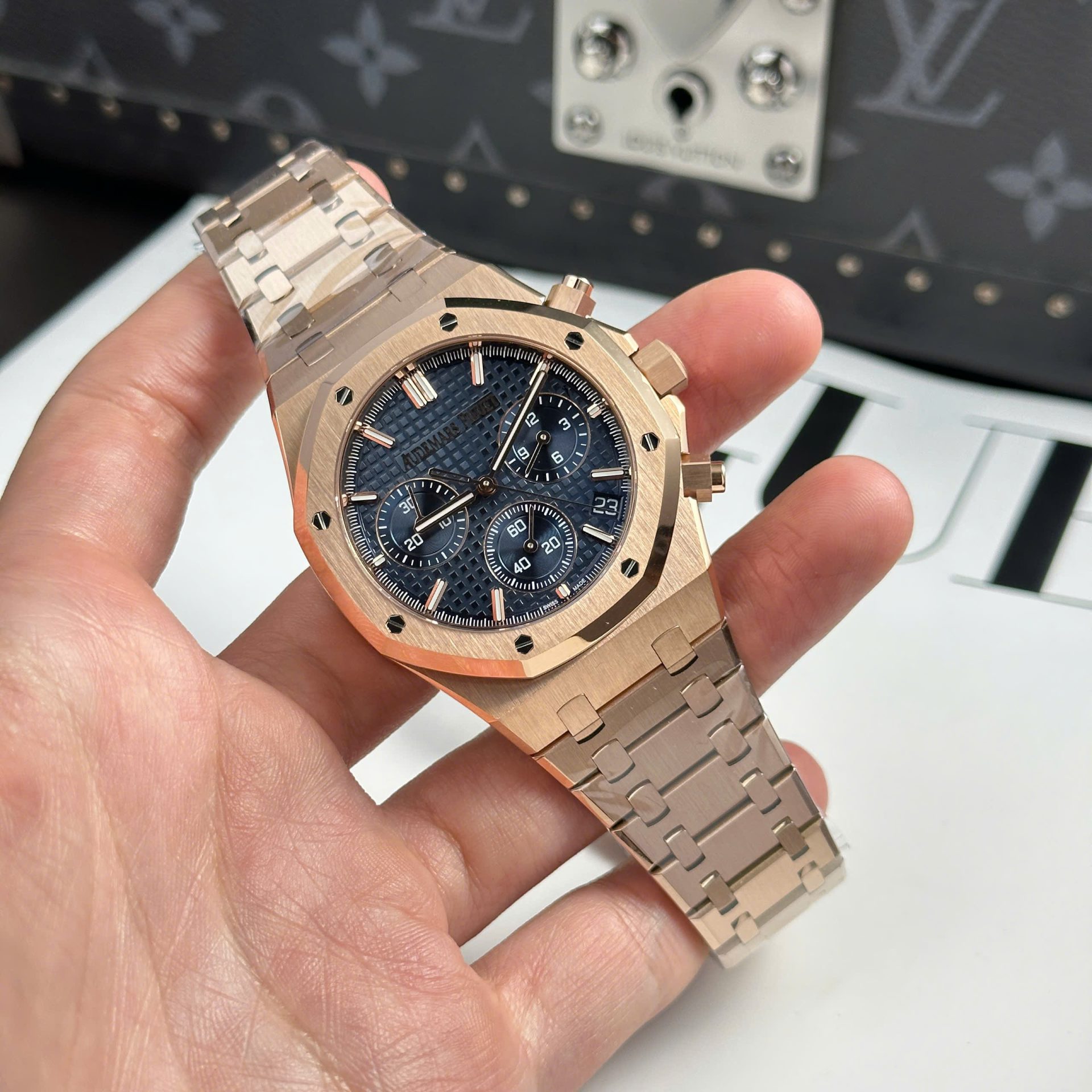 Dong-Ho-Audemars-Piguet-Royal-Oak-26240-Replica-11-Mau-Vang-Hong-Mat-Xanh-Blue-APS-41mm-1-1