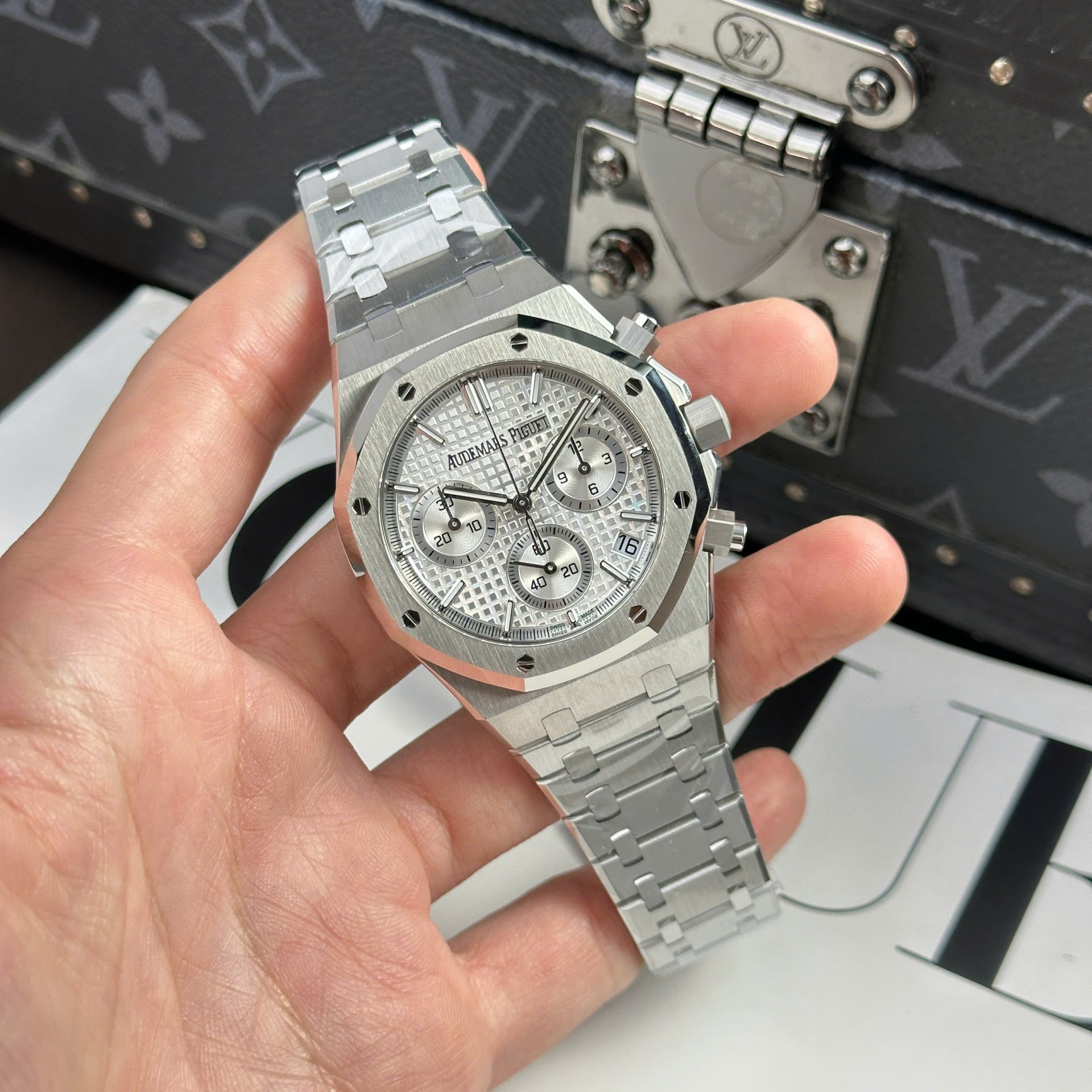 Dong-Ho-Audemars-Piguet-Royal-Oak-26240ST-Replica-11-Mat-Trang-May-Mong-New-2025-41mm-1-1