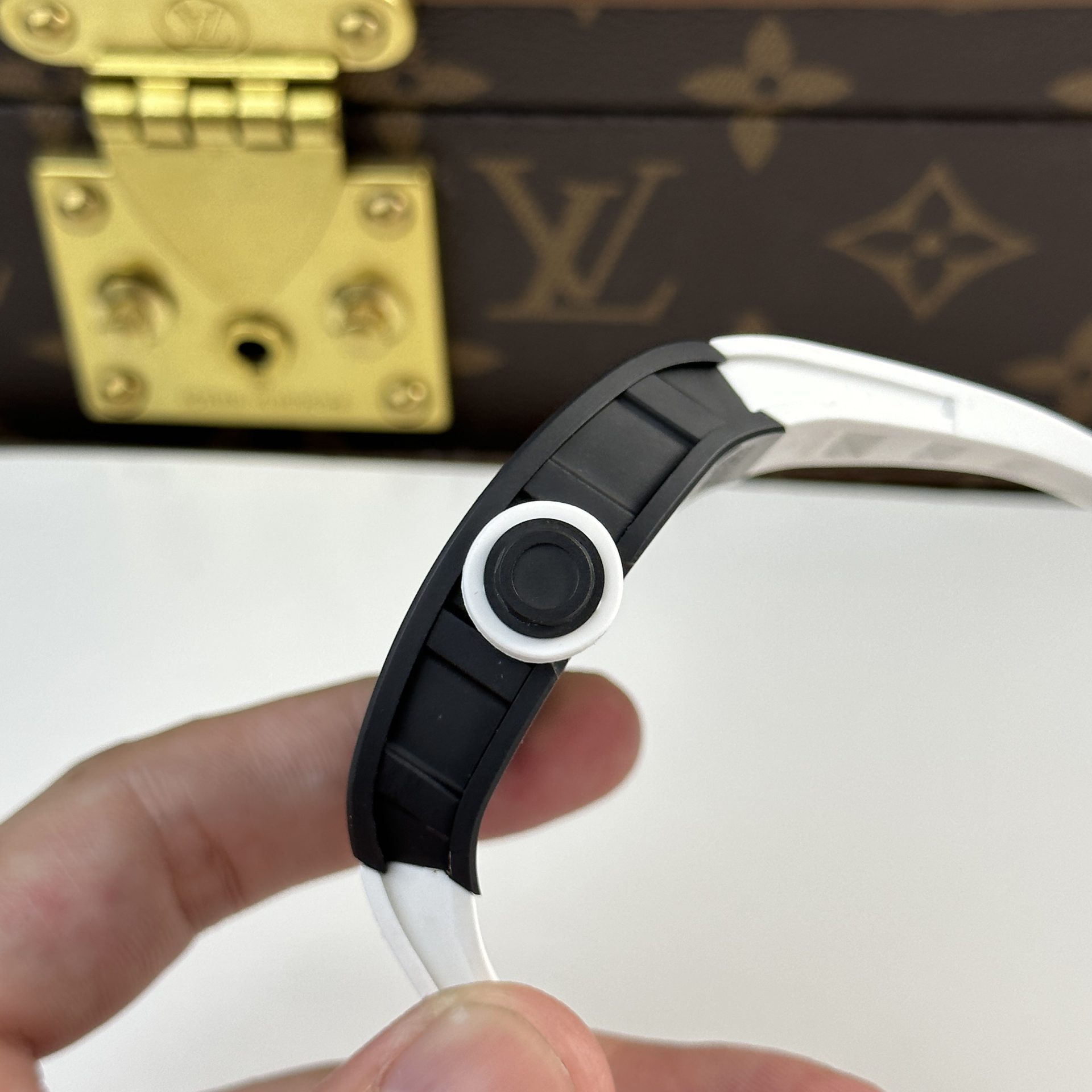 Dong-Ho-Richard-Mille-RM055-Gom-Den-Bubba-Watson-Nha-May-BBR-2024-45mm-2-1