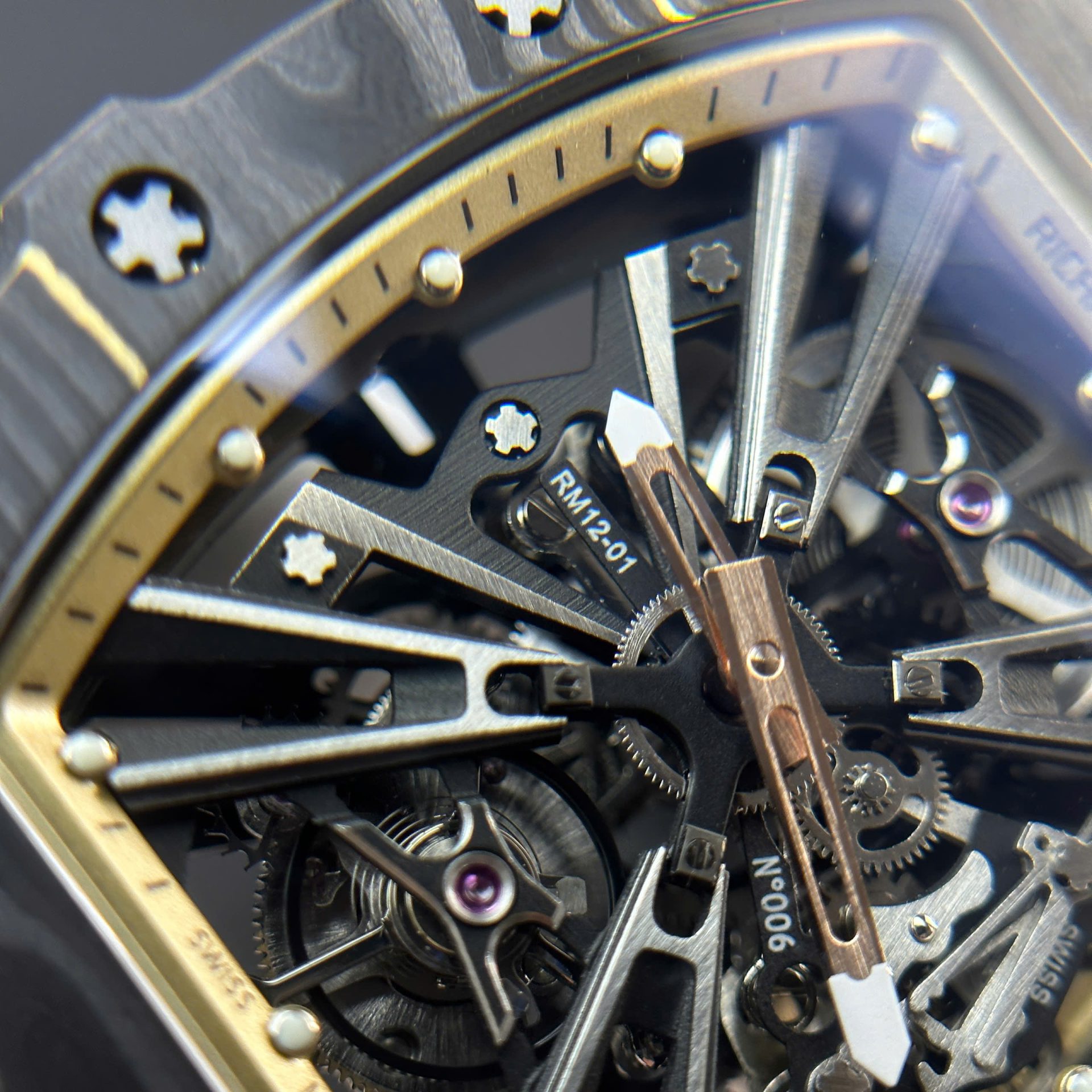 Dong-Ho-Richard-Mille-Tourbillon-RM12-01-Vo-Carbon-TPT-Sieu-Nhe-39-10-1
