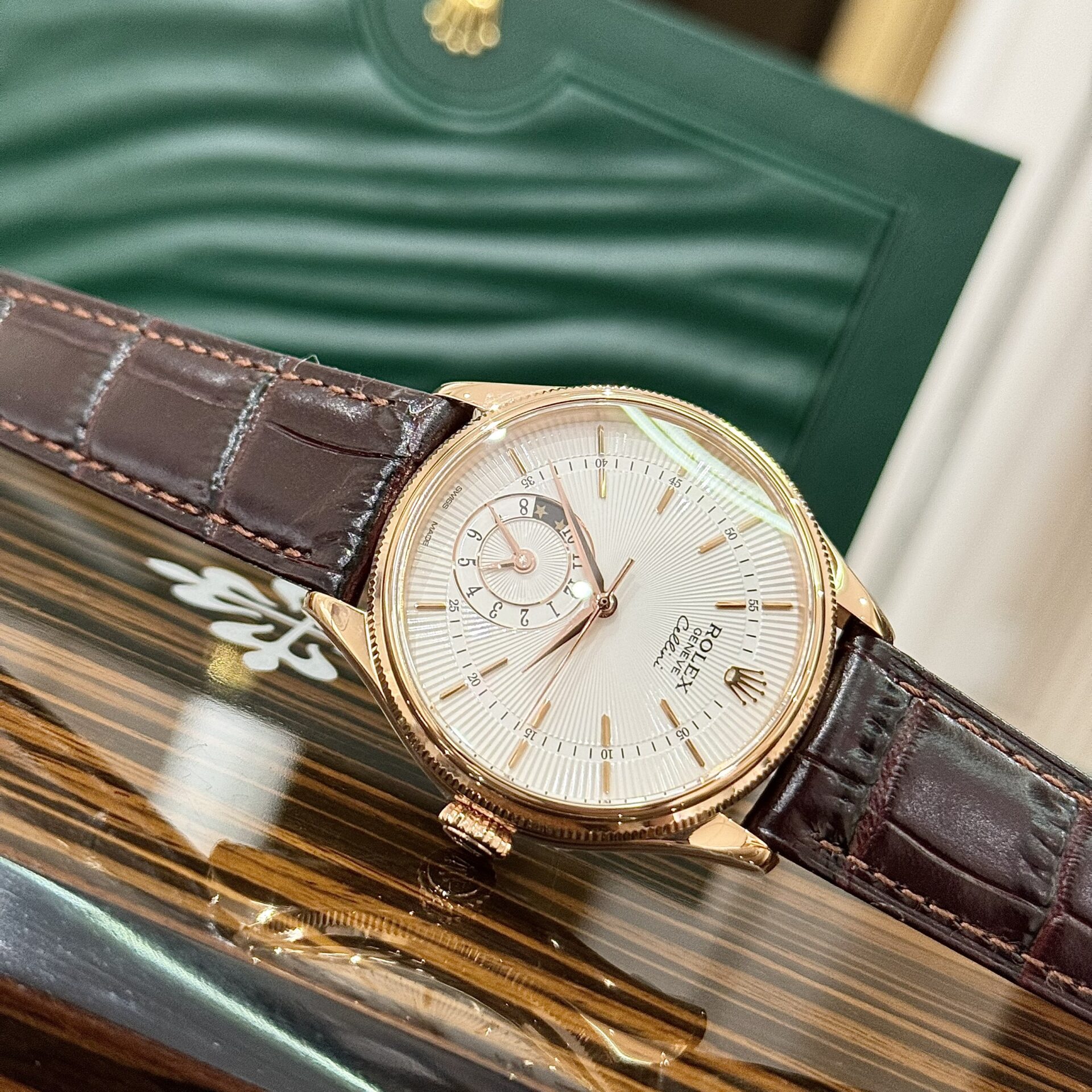 Dong-Ho-Rolex-Cellini-50525-Replica-11-Vo-Vang-Hong-Day-Nau-39mm-7-1