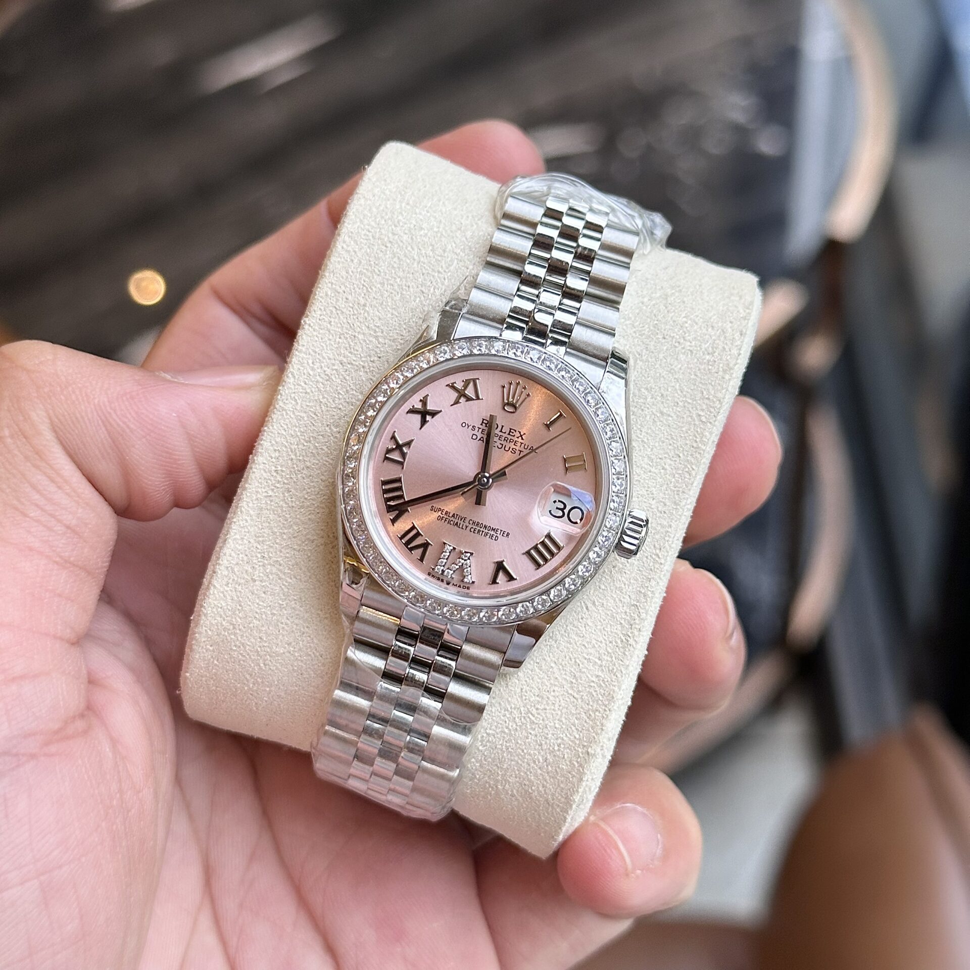 Dong-Ho-Rolex-DateJust-Nu-Dinh-Da-Mat-So-Mau-Hong-EW-31mm-3-1