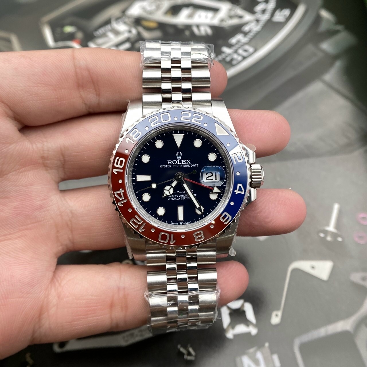 Dong-Ho-Rolex-GMT-Master-II-126710BLRO-Replica-11-Pepsi-Clean-40mm-1