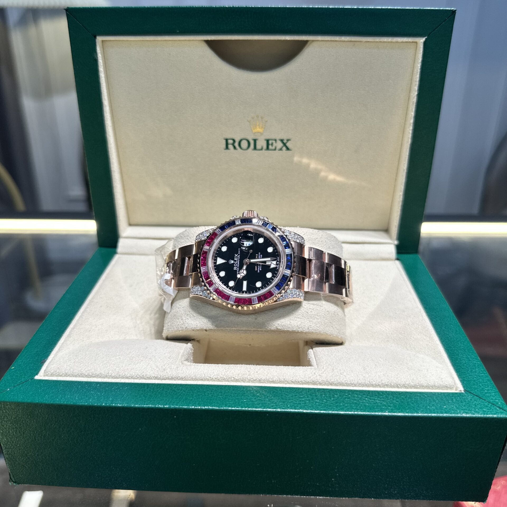 Dong-Ho-Rolex-GMT-Master-II-126755-SARU-Rep-11-Boc-Vang-Do-Moissanite-Sapphire-41mm-1-1