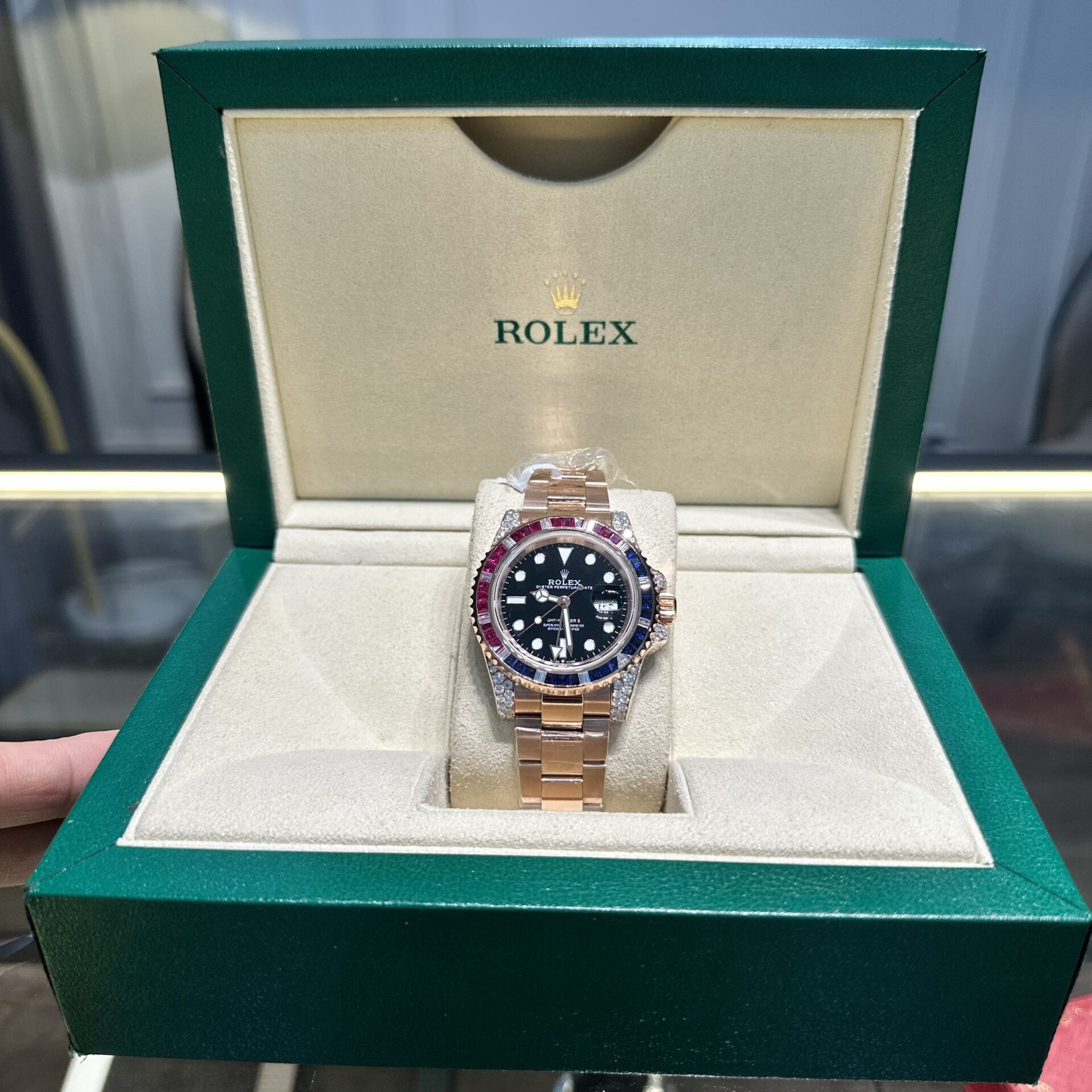 Dong-Ho-Rolex-GMT-Master-II-126755-SARU-Rep-11-Boc-Vang-Do-Moissanite-Sapphire-41mm-2-1