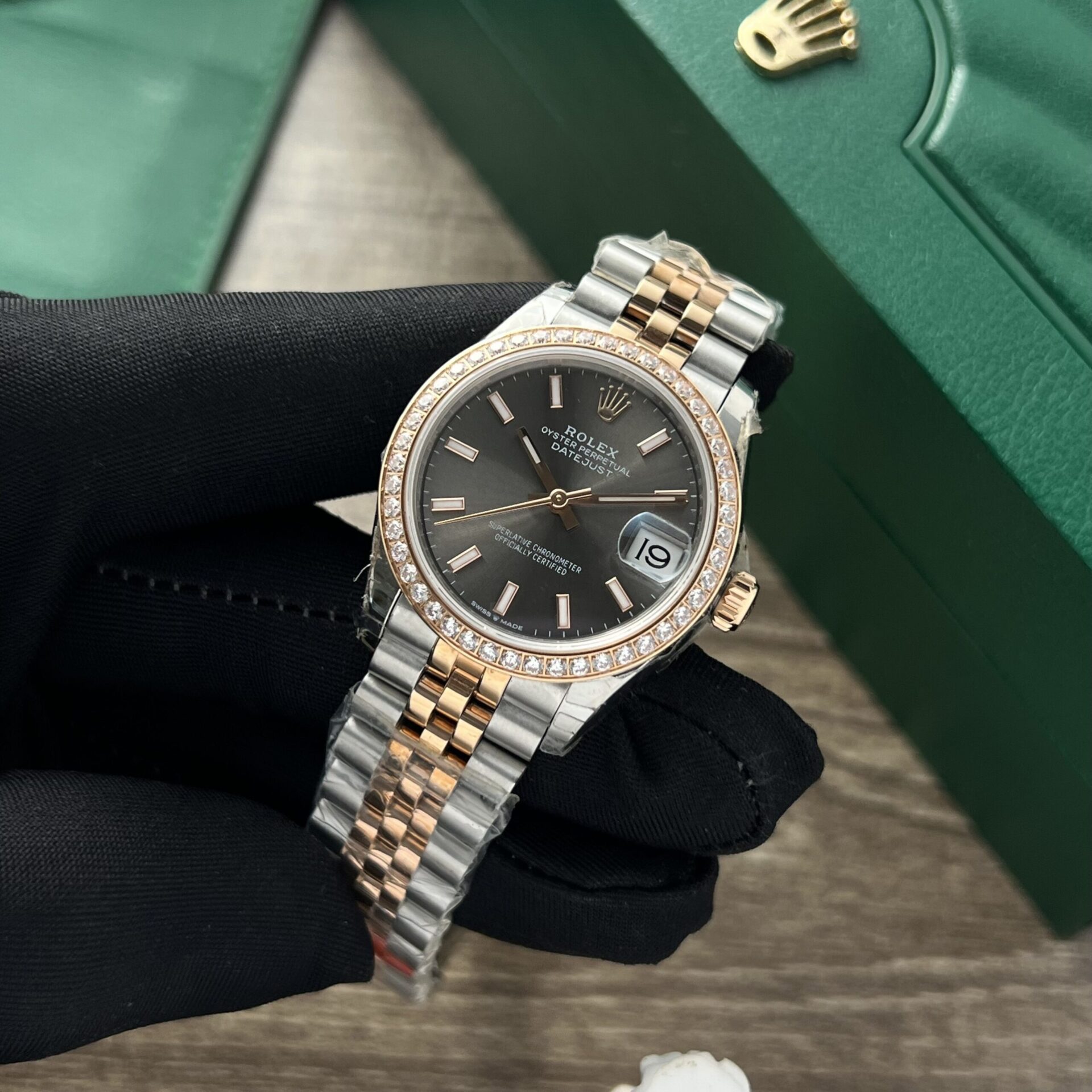 Dong-Ho-Rolex-Nu-Datejust-Replica-11-Dinh-Da-Mat-Xam-31mm-1-scaled-1