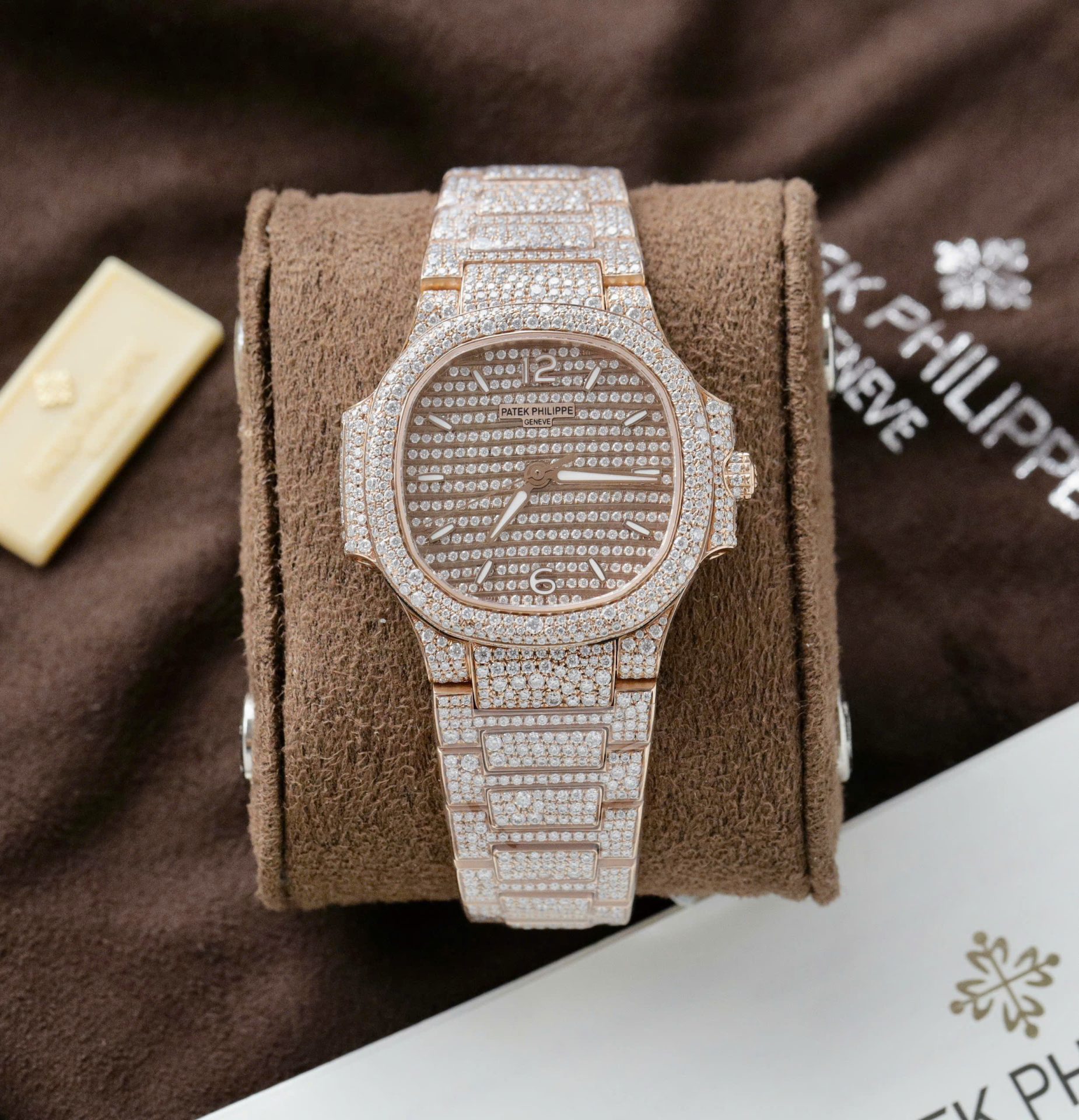 Dong-Ho-Patek-Philippe-Nautilus-7118-Che-Tac-Boc-Vang-Dinh-Kim-Cuong-Moissanite-35-2-1