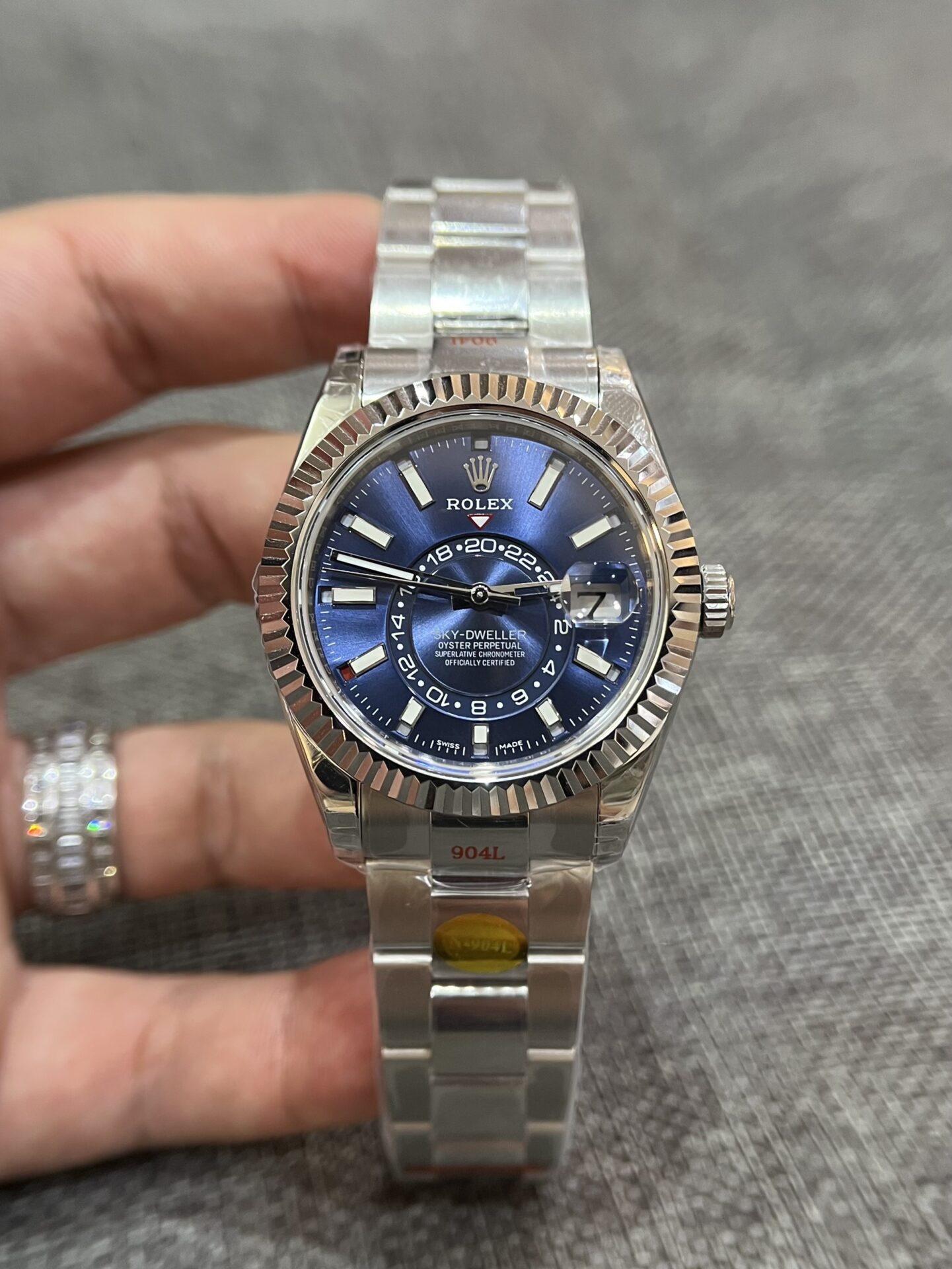 Dong-Ho-Rolex-Sky-Dweller-326935-Mat-Xanh-Duong-Nha-May-Noob-42mm-3-1