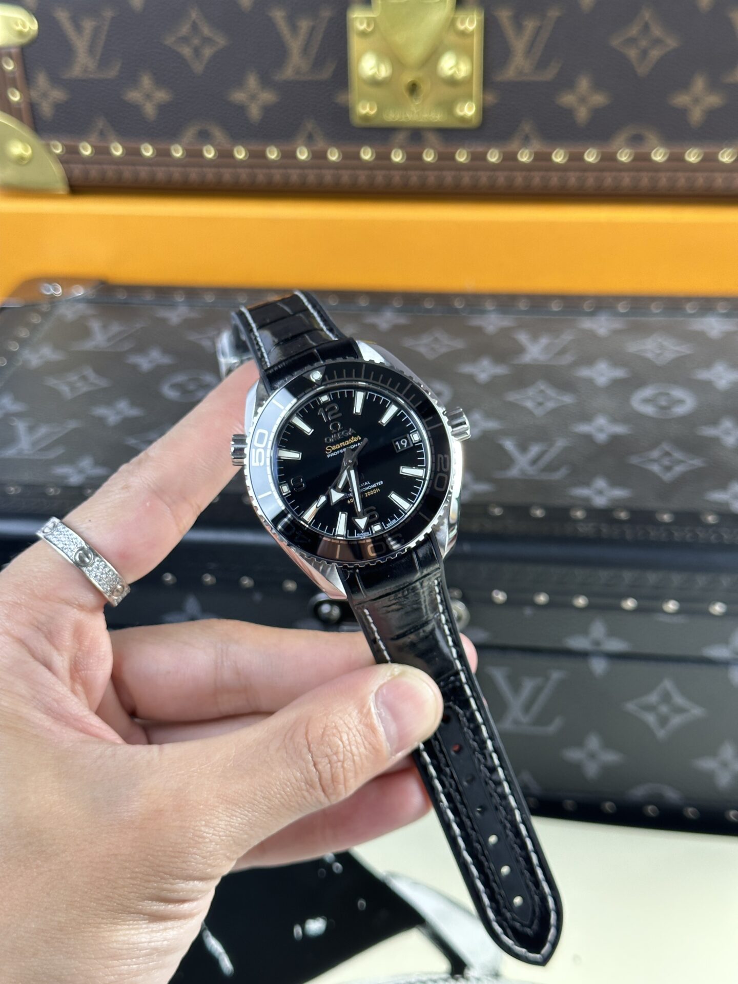 Dong-Ho-Omega-Seamaster-Planet-Ocean-Replica-11-Nha-May-VS-1-1