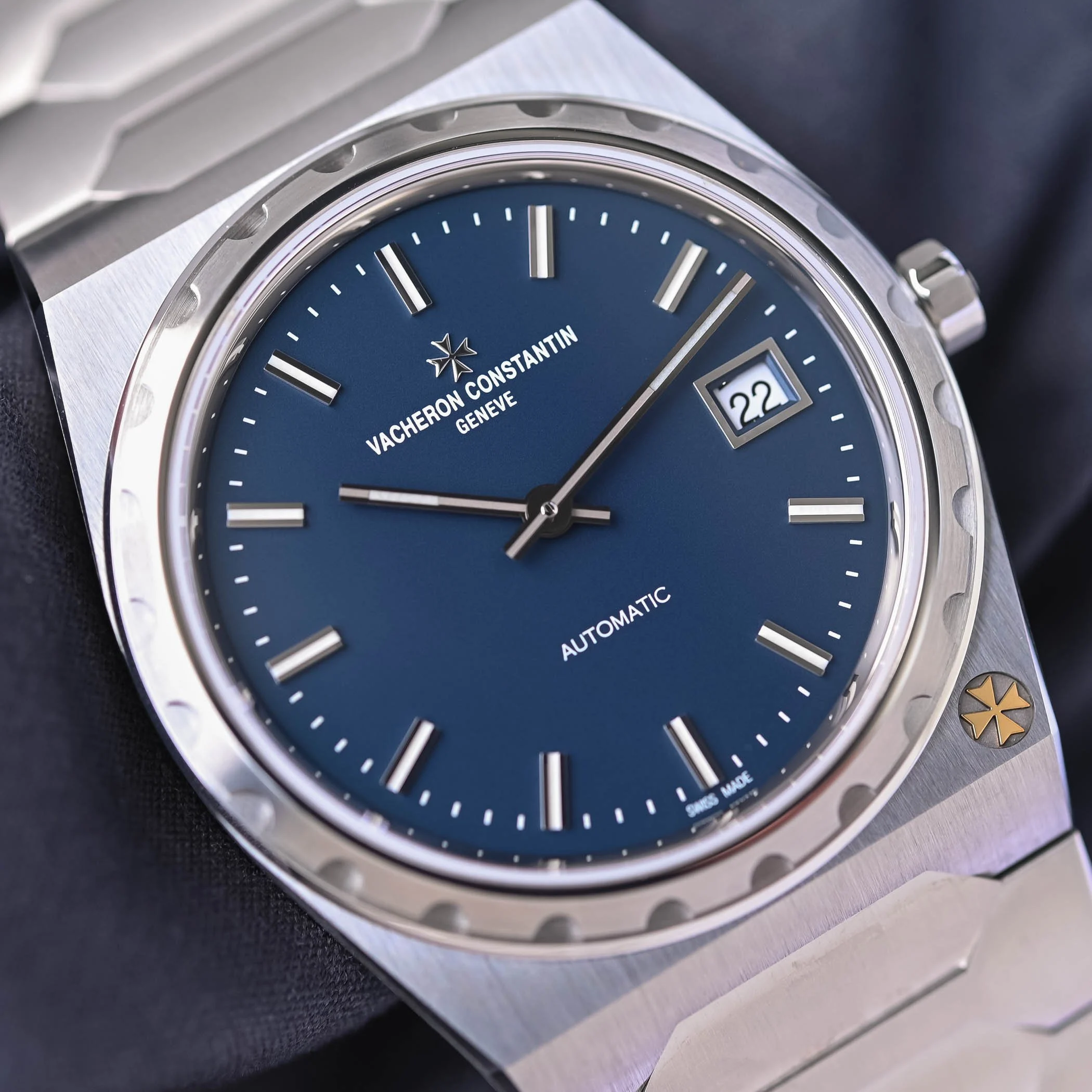 2025-Vacheron-Constantin-222-steel-blue-dial-Vacheron-Historiques-222-Steel-review-5.webp